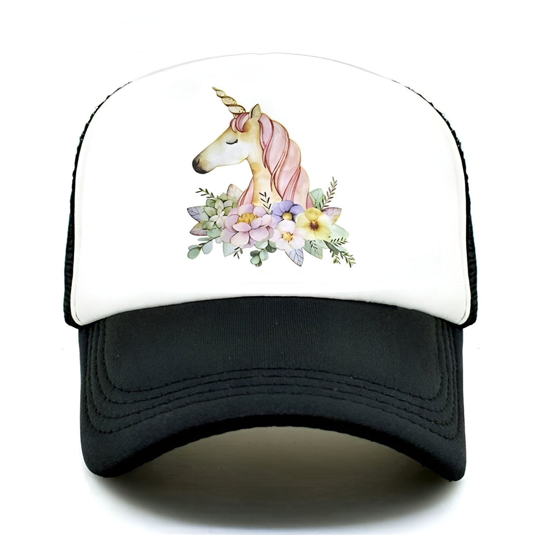 Une casquette de baseball noire et blanche avec un motif de licorne. La licorne est représentée avec une crinière et une queue roses, et est entourée de fleurs.