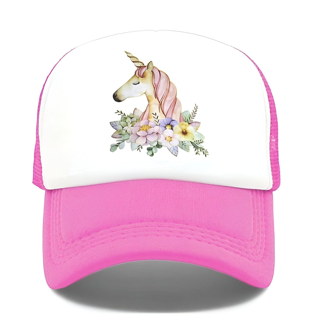 Une casquette de baseball rose et blanche avec un motif de licorne. La licorne est blanche avec une crinière et une queue roses. Elle est entourée de fleurs et de feuilles.