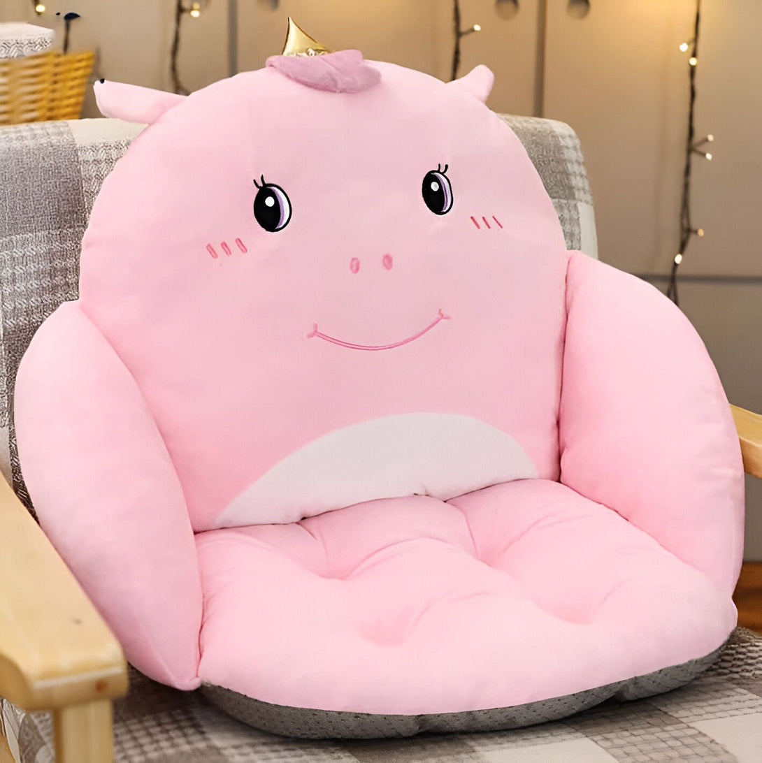 Coussin de siège en forme de personnage rose avec une petite couronne dorée. Il a un visage brodé et sert de dossier et d'assise moelleuse sur une chaise. Idéal pour décorer et offrir du confort., 45501078339839 | Licorne Shop