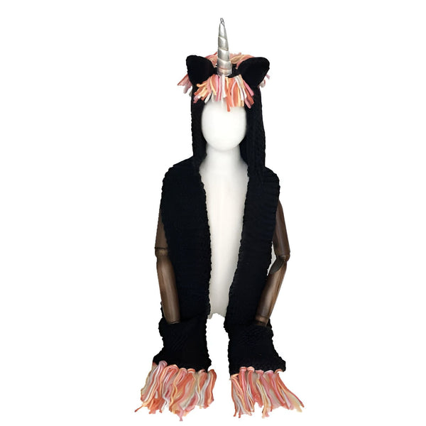 Écharpe noire à capuche, style licorne, avec des franges colorées. Un mannequin en bois la porte., 45501607706879 | Licorne Shop