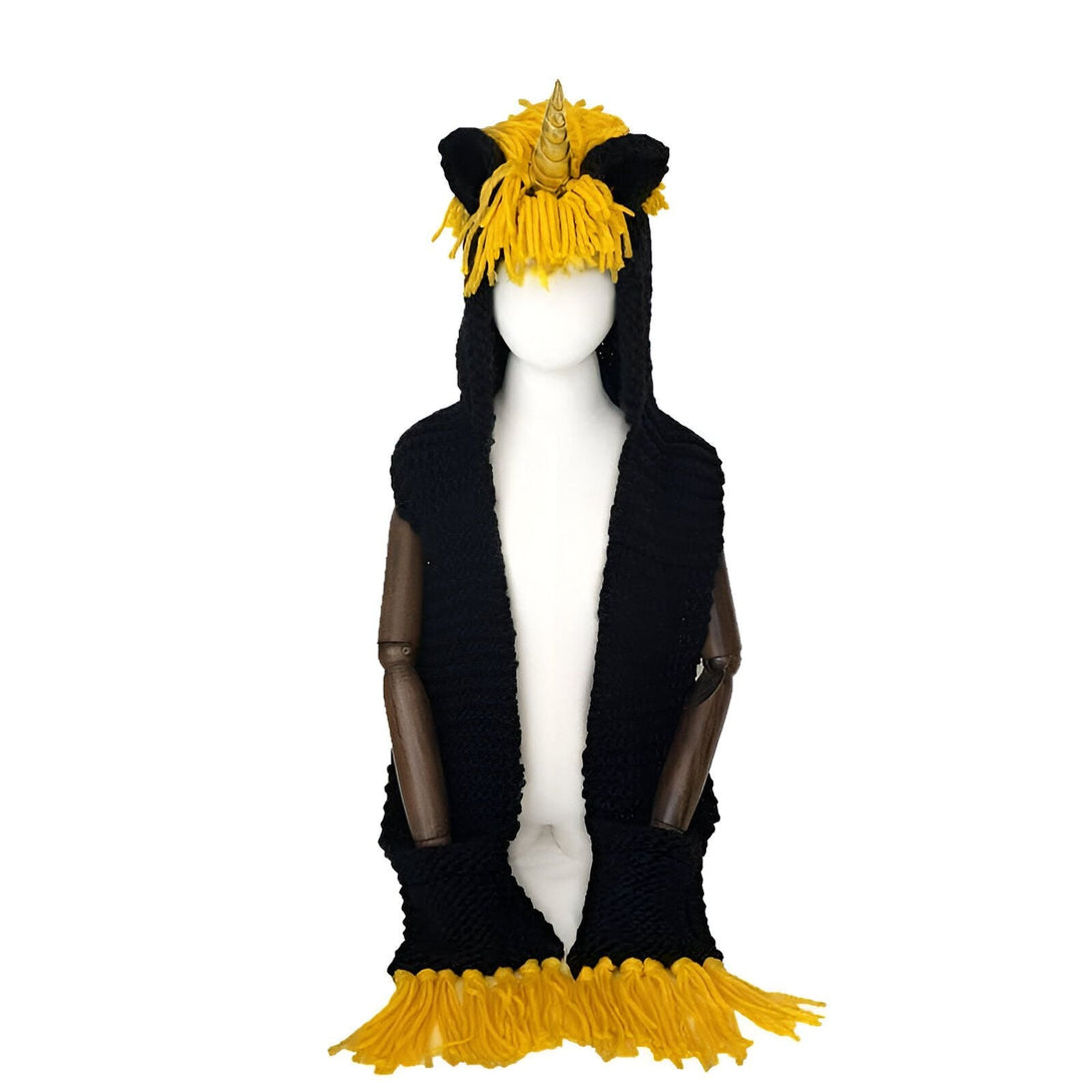 Châle à capuche en tricot noir avec détails jaunes en forme de licorne sur un mannequin. Accessoire fantaisie pour enfants., 45501609443583 | Licorne Shop