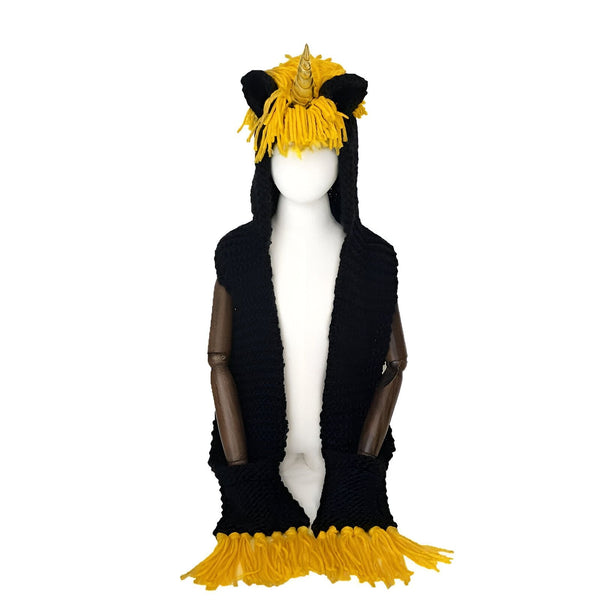 Châle à capuche en tricot noir avec détails jaunes en forme de licorne sur un mannequin. Accessoire fantaisie pour enfants., 45501609443583 | Licorne Shop