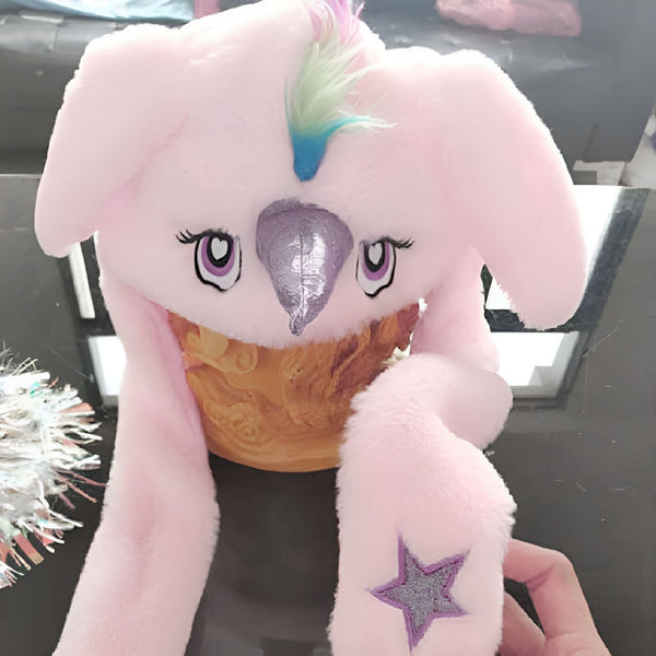 Peluche rose en forme d'animal avec des oreilles tombantes, une corne de licorne brillante et une petite étoile brodée sur la main. Style kawaii et féérique., 45502401937663 | Licorne Shop