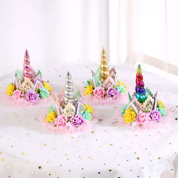 Quatre serre-têtes licorne avec des cornes colorées (rose, argenté, doré et arc-en-ciel). Chaque serre-tête est décoré de fleurs roses, jaunes et bleues, de tulle rose et d'oreilles pailletées. Idéal pour une fête d'anniversaire féérique., 45502402101503 | Licorne Shop