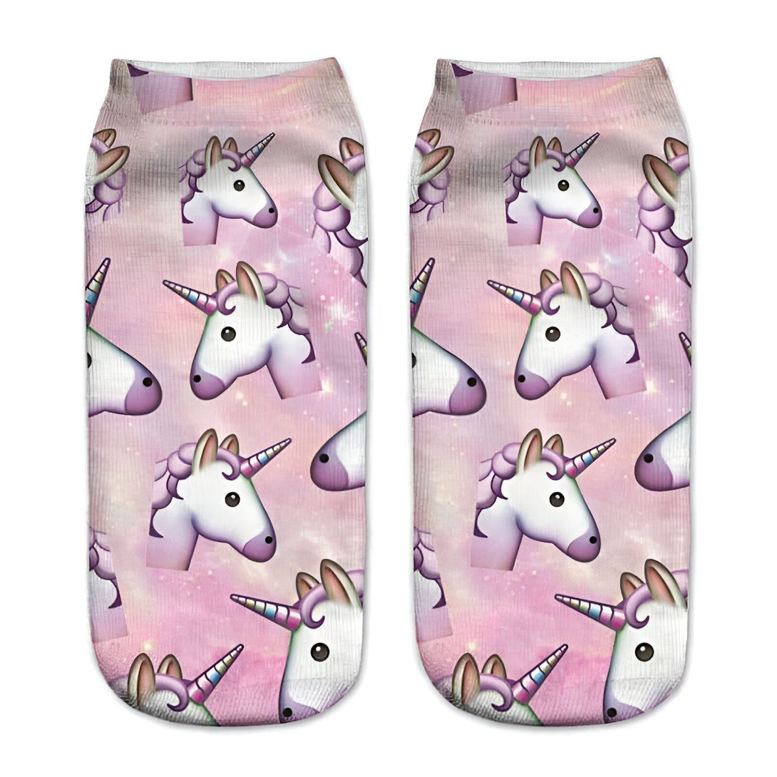 Paire de chaussettes courtes roses avec un motif d'emojis licorne. Les licornes ont des crinières et des cornes colorées sur fond étoilé., 45502264672511 | Licorne Shop