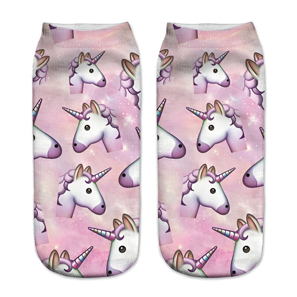 Paire de chaussettes courtes roses avec un motif d'emojis licorne. Les licornes ont des crinières et des cornes colorées sur fond étoilé., 45502264672511 | Licorne Shop