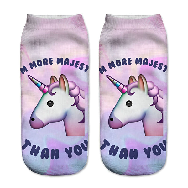Paire de chaussettes courtes à motif d'emoji de licorne avec la phrase "More majest than you". Le fond est dégradé de rose et de violet., 45502261657855 | Licorne Shop
