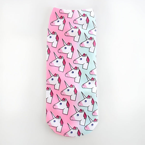 Chaussette rose et bleue à motif de têtes de licornes blanches. Accessoire de mode amusant et mignon pour les pieds. Idée cadeau originale pour les amoureux des licornes., 45502208606463 | Licorne Shop