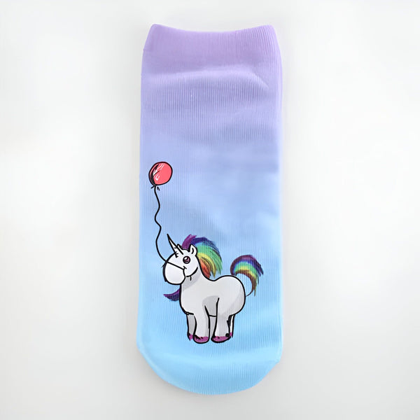 Chaussette avec un dessin de licorne tenant un ballon rouge. Le fond de la chaussette a un dégradé de couleurs allant du bleu au violet., 45502256972031 | Licorne Shop