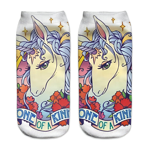 Paire de chaussettes blanches décorées d'une illustration de licorne avec une crinière bleue et des fleurs, portant la mention "One of a kind"., 45502247764223 | Licorne Shop