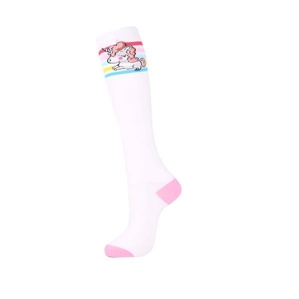 Chaussette montante blanche avec un motif de licorne et rayures colorées sur le dessus, et des finitions roses sur le bout et le talon., 45502247928063 | Licorne Shop