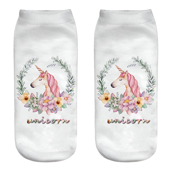 Paire de chaussettes blanches courtes avec motif licorne dans une couronne de fleurs. Chaussettes fantaisie pour enfants et adultes. Style mignon et coloré., 45502259527935 | Licorne Shop