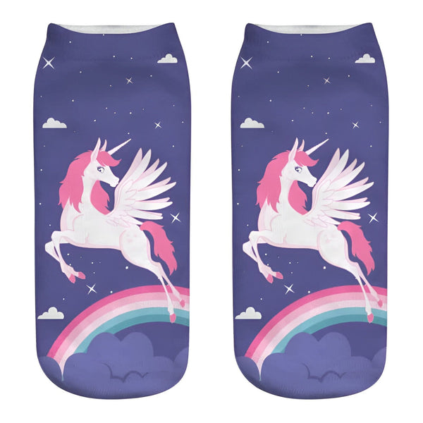 Chaussettes fantaisie bleues imprimées avec des licornes ailées roses et blanches sur un fond étoilé avec un arc-en-ciel., 45502247895295 | Licorne Shop