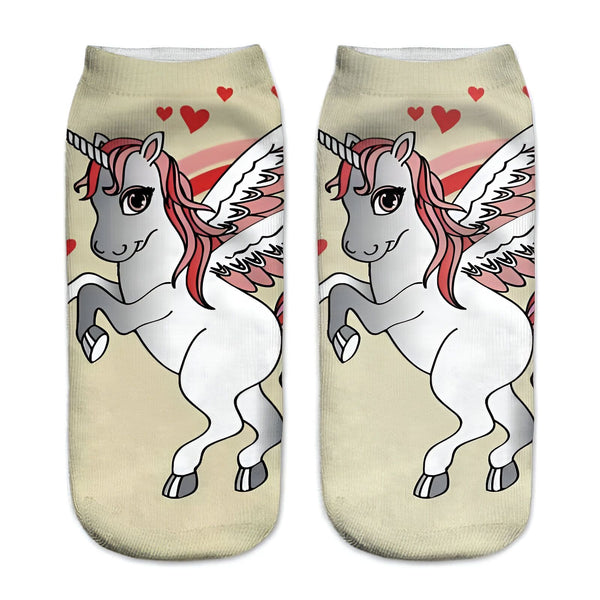 Chaussettes courtes beige décorées d'un motif de licorne ailée avec des cœurs rouges flottant autour. Design ludique et fantaisiste., 45502201790719 | Licorne Shop