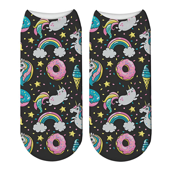 Paire de chaussettes courtes noires avec un motif fantaisie : licornes, arc-en-ciel, chats, donuts, glaces et étoiles. Design amusant et coloré pour un look original., 45502208737535 | Licorne Shop
