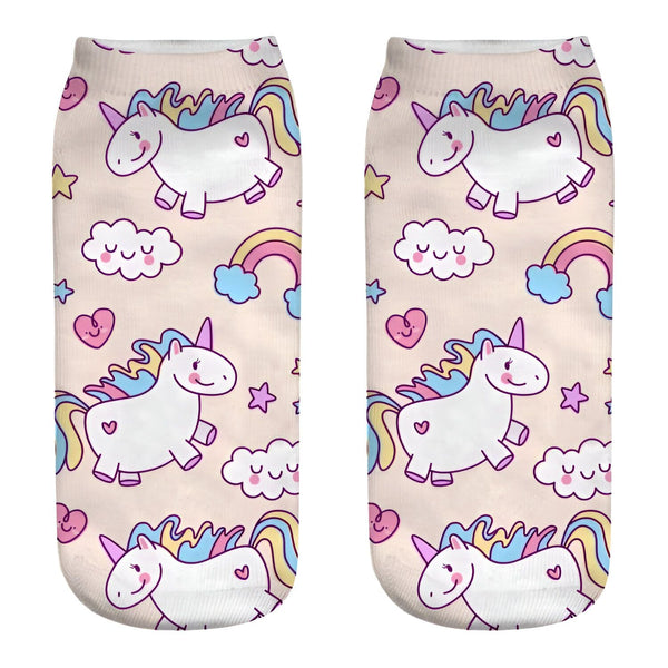 Chaussettes fantaisie à motif licorne, arc-en-ciel, nuage et étoiles sur fond beige. Accessoire de mode amusant et coloré pour un style unique., 45502207918335 | Licorne Shop
