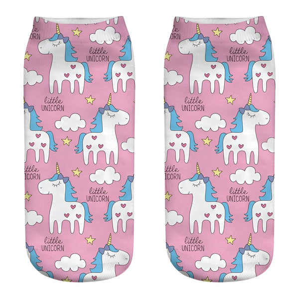Deux chaussettes roses avec un motif de licornes blanches à crinière bleue, nuages et étoiles jaunes., 45502265557247 | Licorne Shop