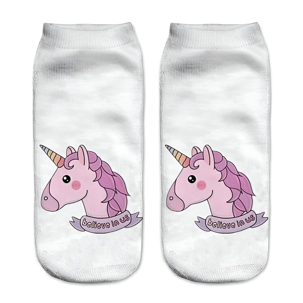 Deux chaussettes blanches courtes avec un motif de licorne rose tenant une bannière portant l'inscription "believe in us"., 45502252318975 | Licorne Shop