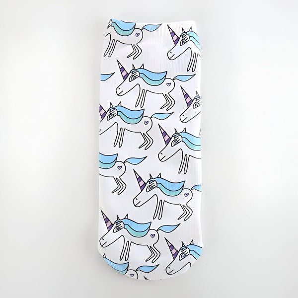 Chaussettes blanches à motifs d'unicorne bleu et violet, idéales pour une touche de fantaisie au quotidien., 45502260543743 | Licorne Shop
