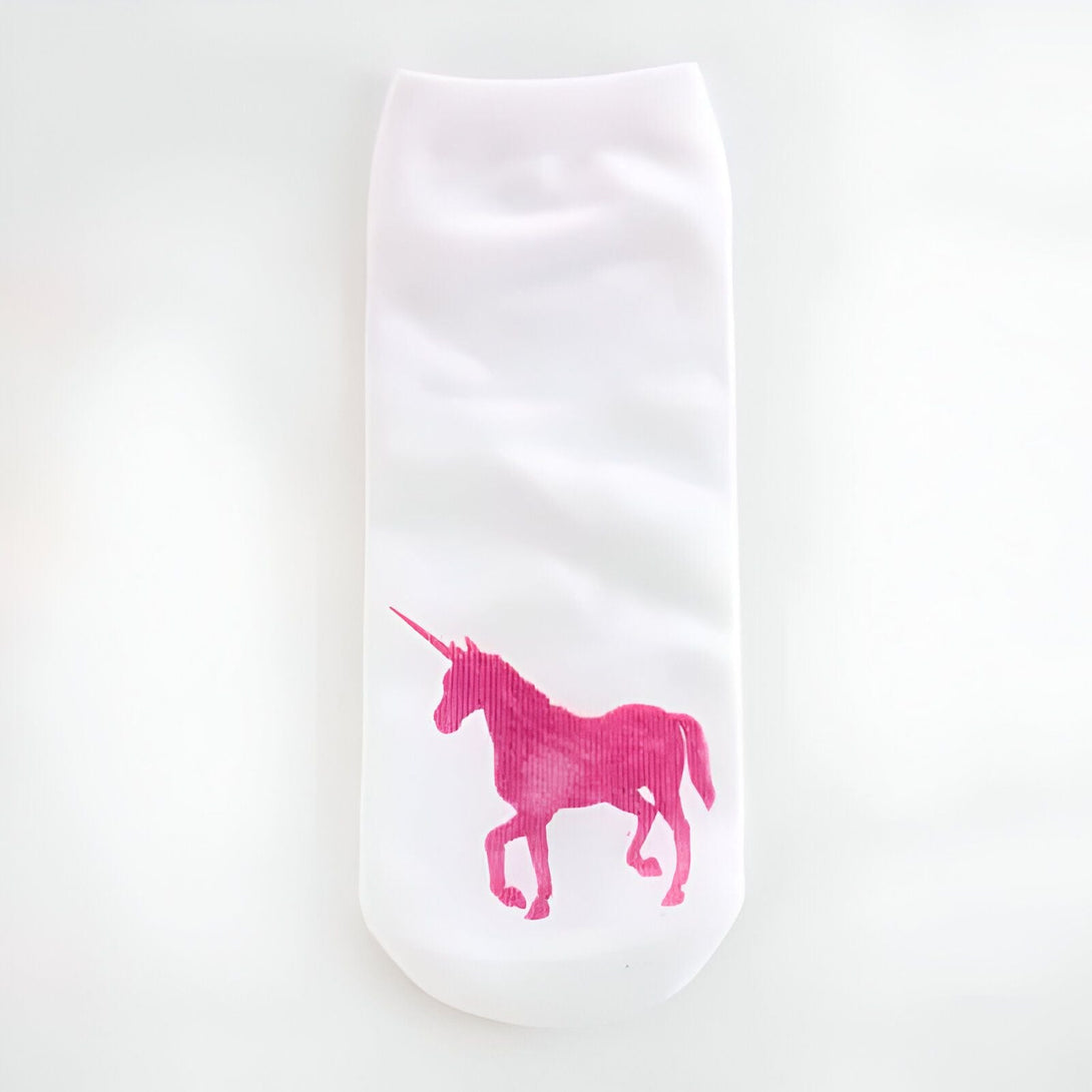 Chaussette blanche courte ornée d'un motif de licorne rose, sur fond uni. Accessoire de mode fantaisie et confortable pour les pieds., 45502203658495 | Licorne Shop