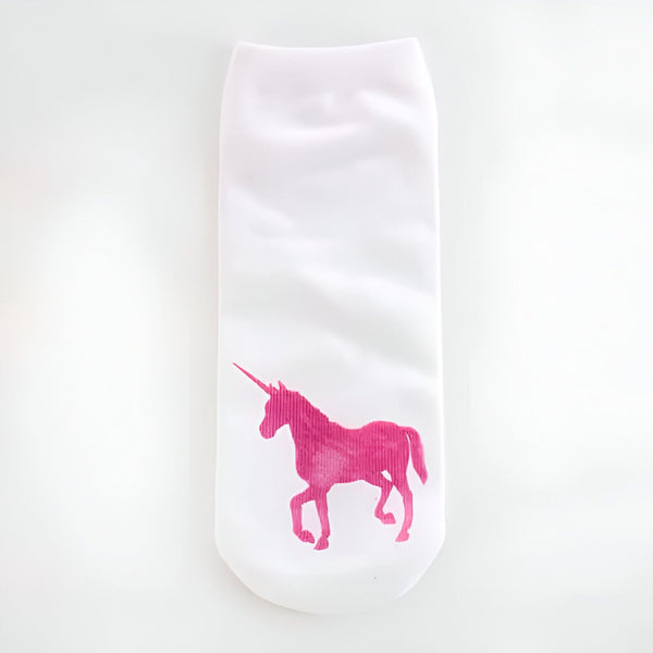 Chaussette blanche courte ornée d'un motif de licorne rose, sur fond uni. Accessoire de mode fantaisie et confortable pour les pieds., 45502203658495 | Licorne Shop