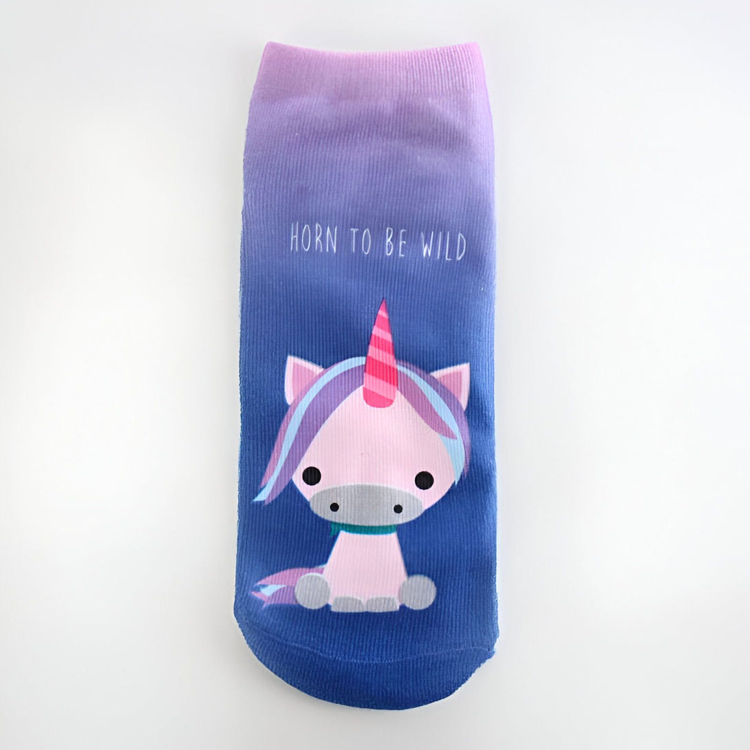 Chaussette bleue et violette avec un dessin de licorne rose et l'inscription "Horn to be Wild". Accessoire de mode amusant et coloré. Idée cadeau originale., 45502261002495 | Licorne Shop