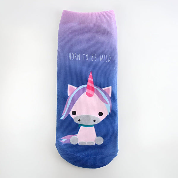 Chaussette bleue et violette avec un dessin de licorne rose et l'inscription "Horn to be Wild". Accessoire de mode amusant et coloré. Idée cadeau originale., 45502261002495 | Licorne Shop