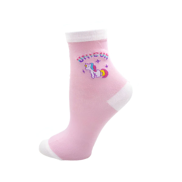 Chaussette rose pour enfant avec un motif licorne brodé et le mot "UNICORN" écrit en multicolore. La chaussette a un bord blanc au niveau de la cheville et du pied., 45502257201407 | Licorne Shop