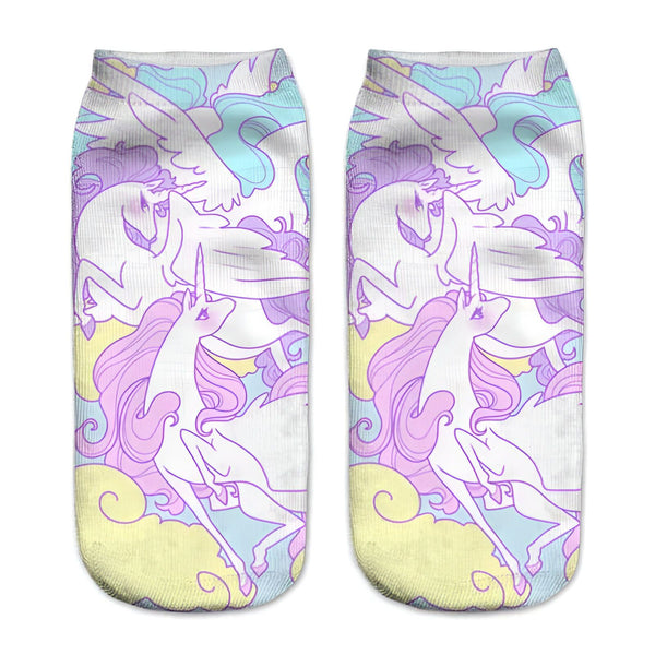Paire de chaussettes blanches courtes avec un motif de licornes blanches aux crinières roses, sur un fond pastel de nuages jaunes et bleus et de motifs violets., 45502252810495 | Licorne Shop