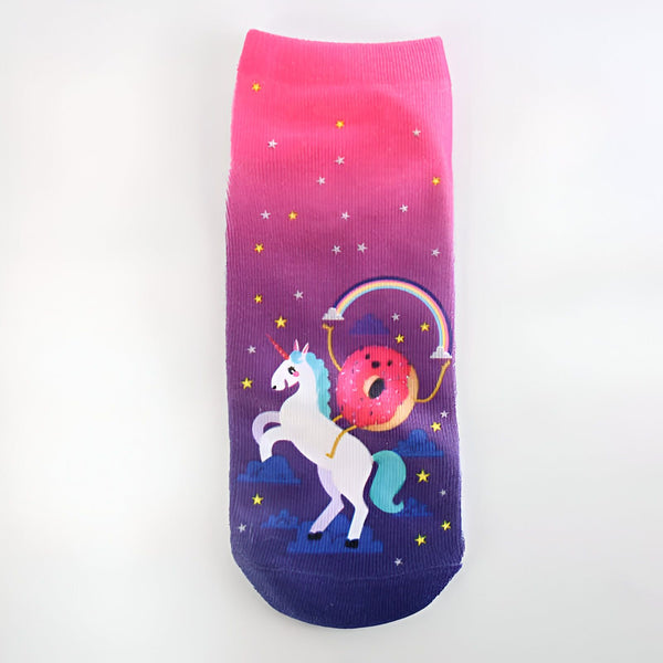 Chaussette fantaisie avec un motif d'un licorne portant un donut sur son dos, sur un fond étoilé dégradé rose, violet et bleu. Idéal pour les amateurs de licornes et de friandises sucrées., 45502261428479 | Licorne Shop