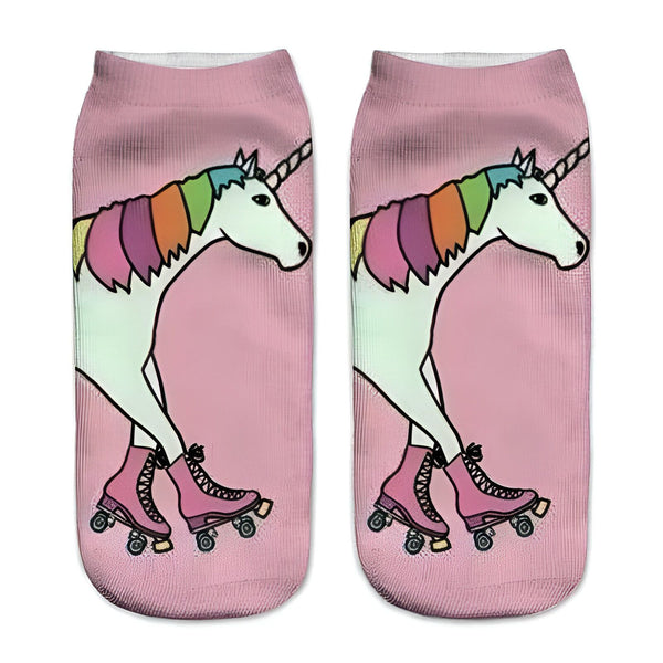 Chaussettes roses ornées d'un motif de licorne blanche portant des patins à roulettes roses. La crinière de la licorne est arc-en-ciel., 45502247796991 | Licorne Shop