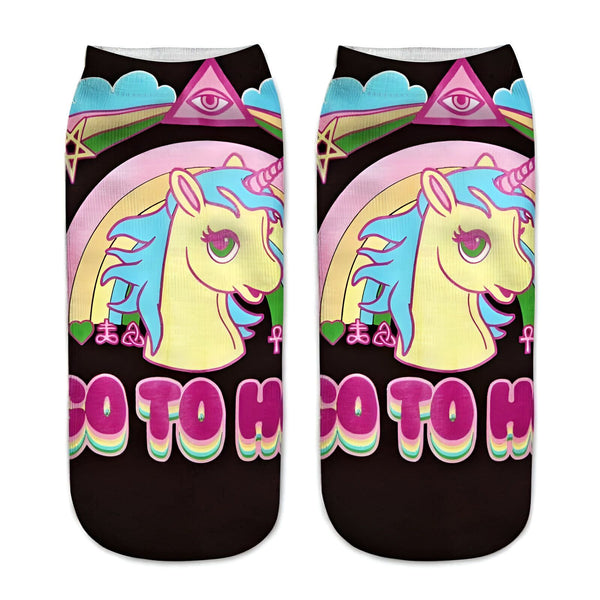 Paire de chaussettes courtes noires. Motif licorne jaune et turquoise sur un fond occulte avec arc-en-ciel pastel et symbole d'œil. Style gothique kawaii, idéal pour les amateurs d'art et de mode décalée., 45502202052863 | Licorne Shop