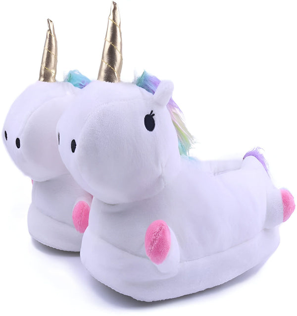 Une paire de pantoufles blanches en forme de licorne. Les licornes ont une corne dorée, une crinière et une queue arc-en-ciel, et des ailes roses.