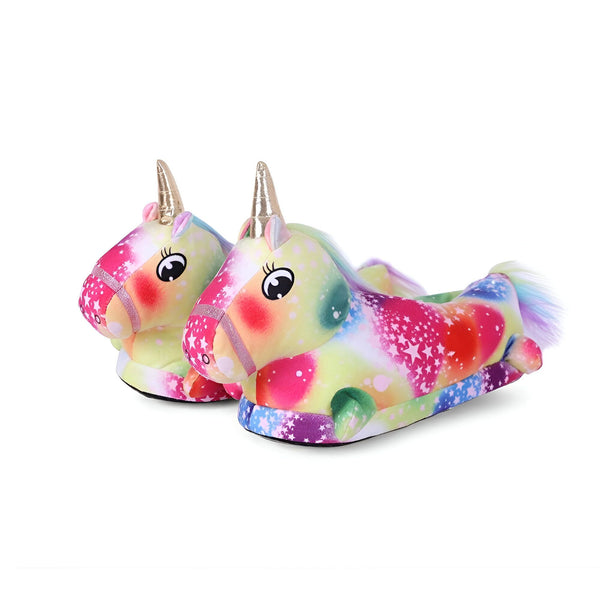 Une paire de pantoufles licorne en peluche arc-en-ciel avec des étoiles filantes et une corne dorée.