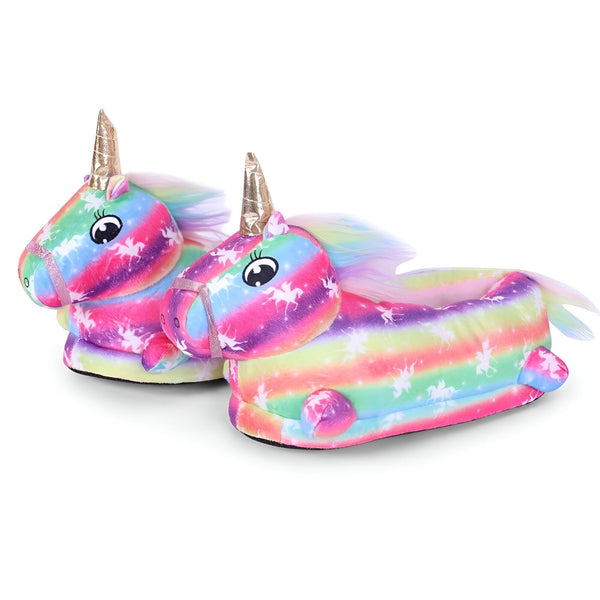 Une paire de pantoufles licorne en peluche arc-en-ciel avec des yeux bleus et une corne dorée.