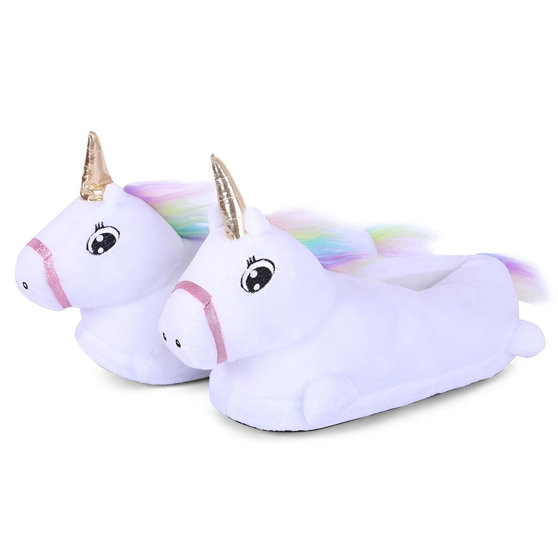 Une paire de pantoufles licorne blanche avec une corne dorée et une crinière arc-en-ciel.