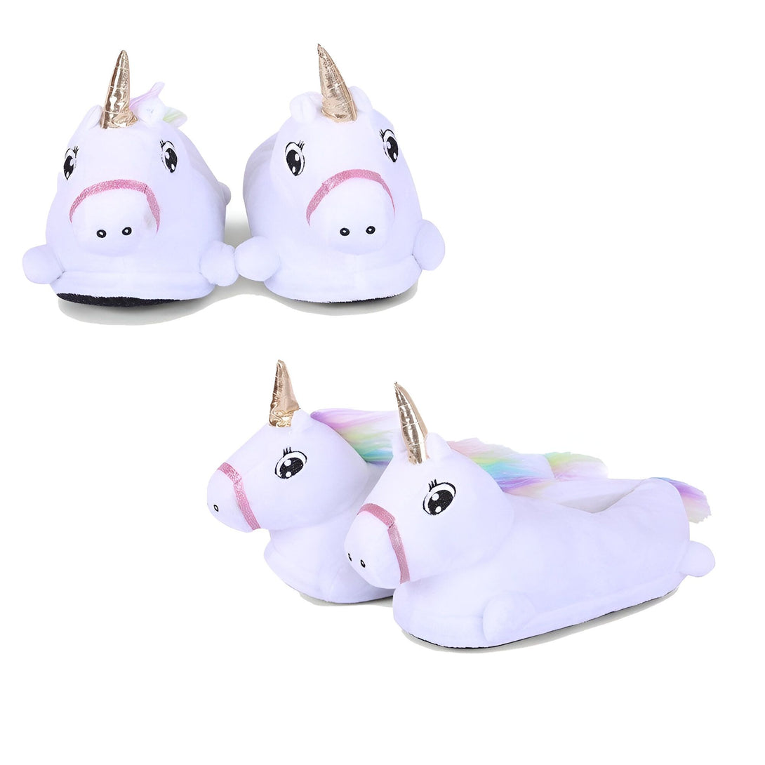 Une paire de pantoufles licorne blanche avec une corne dorée et une crinière et une queue arc-en-ciel.