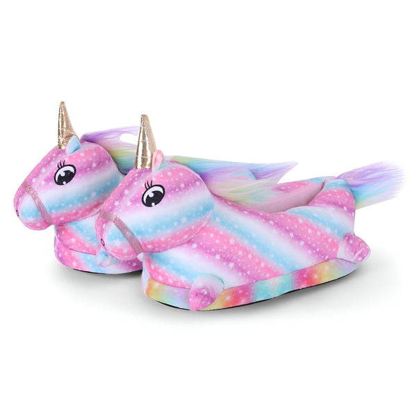 Une paire de pantoufles licorne en peluche arc-en-ciel avec une corne dorée et une queue arc-en-ciel.