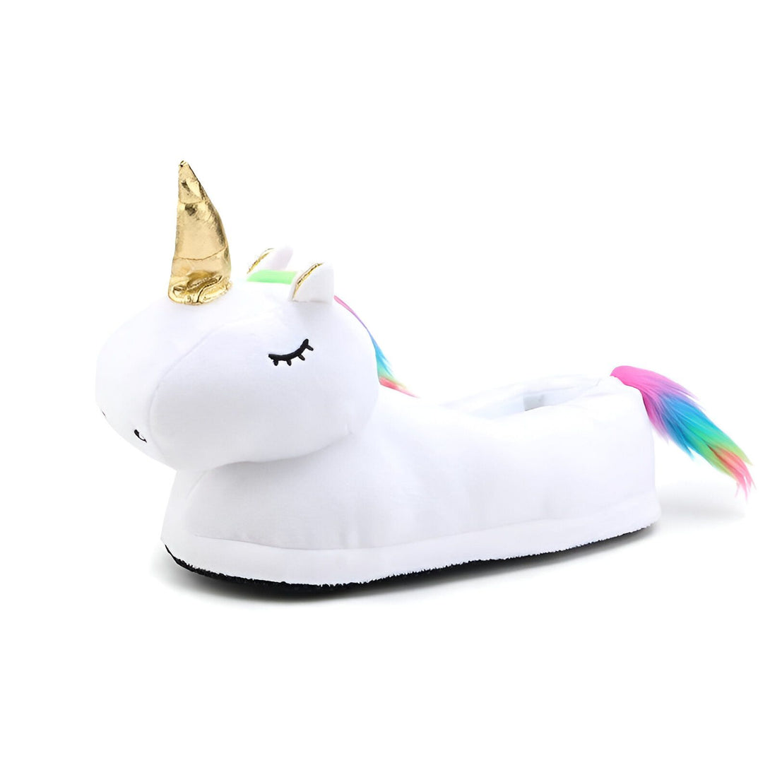 Une peluche licorne blanche avec une corne dorée et une crinière arc-en-ciel.