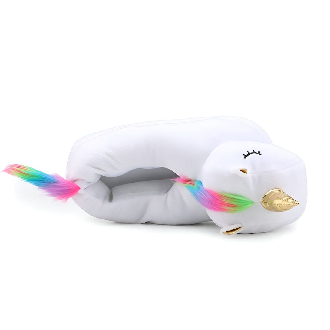 Une peluche licorne blanche avec une crinière et une queue arc-en-ciel et une corne dorée.