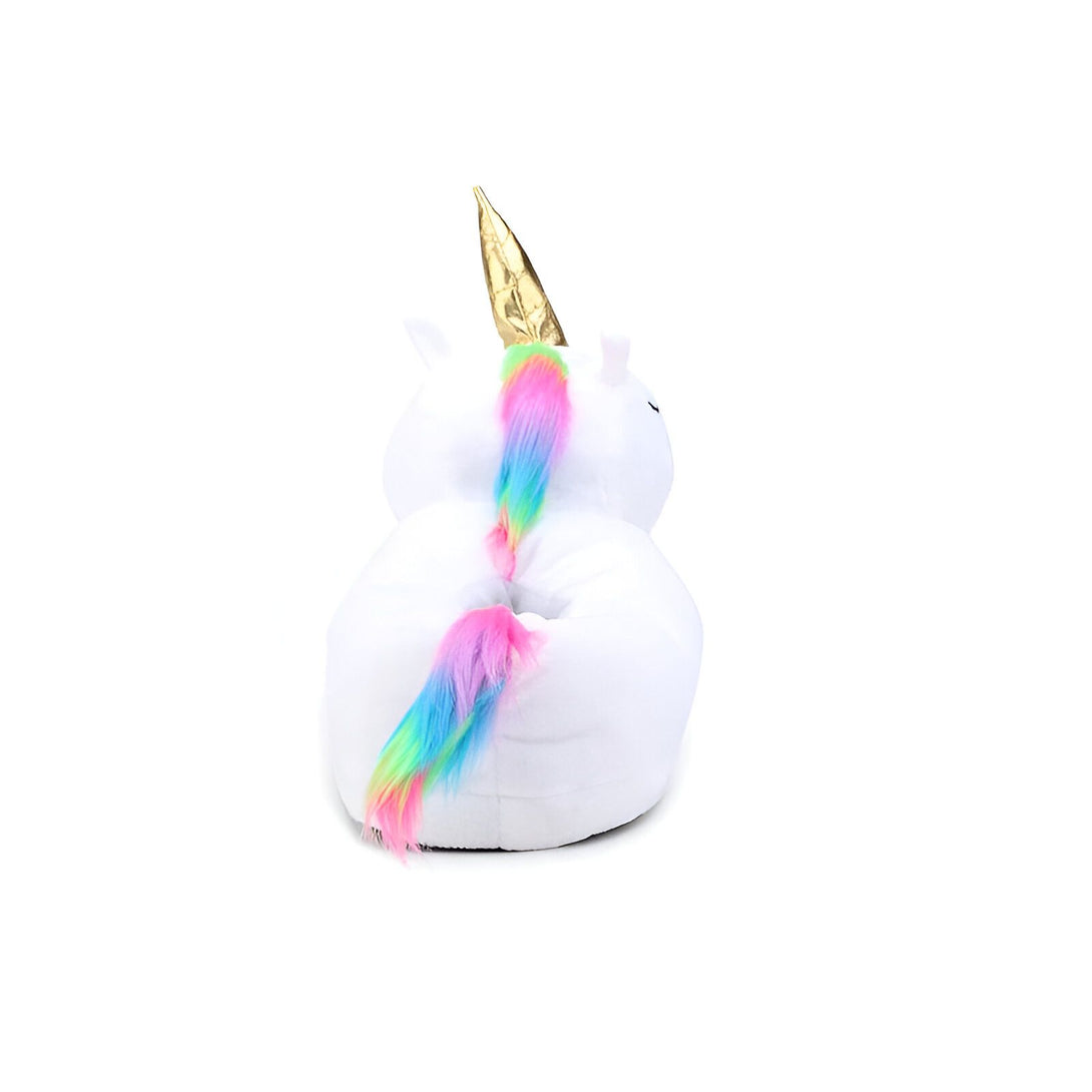 Une peluche licorne blanche avec une corne dorée et une crinière et une queue arc-en-ciel.