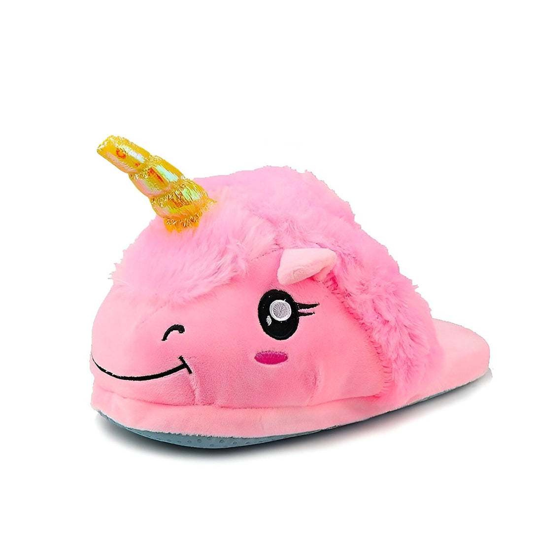 Une peluche licorne rose avec une corne dorée et des ailes arc-en-ciel. Elle a une expression faciale heureuse et porte des chaussons bleus.