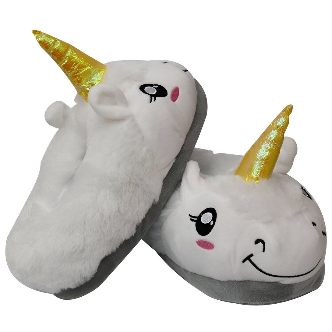 Une paire de pantoufles licorne blanche et grise avec une corne dorée et un visage souriant.