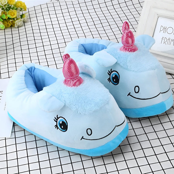 Une paire de pantoufles en peluche bleue en forme de licorne. Les pantoufles ont une semelle antidérapante et sont très confortables à porter.