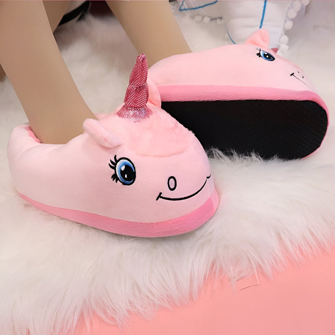 chaussons licorne en peluche rose avec une corne et des yeux