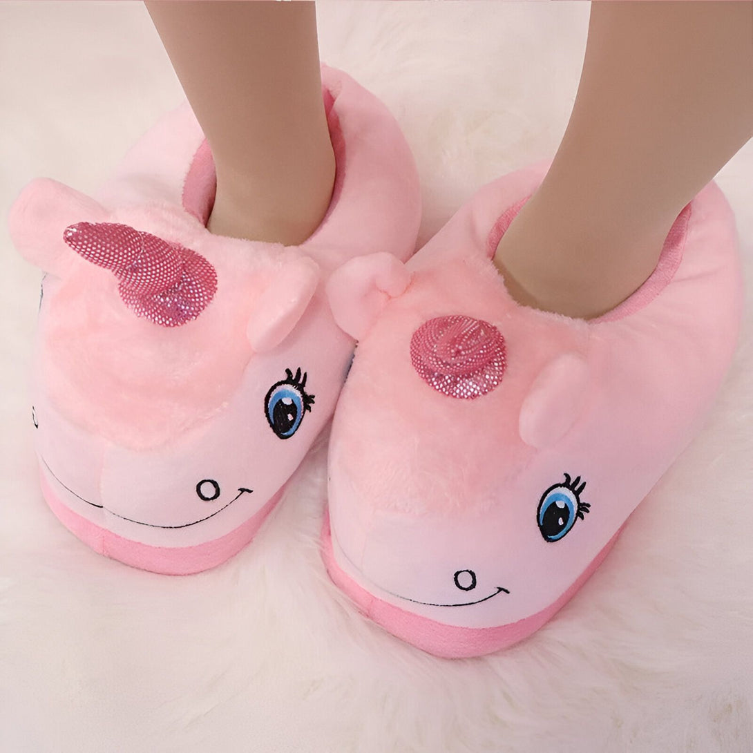 chaussons licorne en peluche rose avec une corne et des yeux bleus