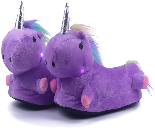 Une paire de pantoufles licorne violette avec une corne et une crinière arc-en-ciel. Les pantoufles sont éclairées par des LED.