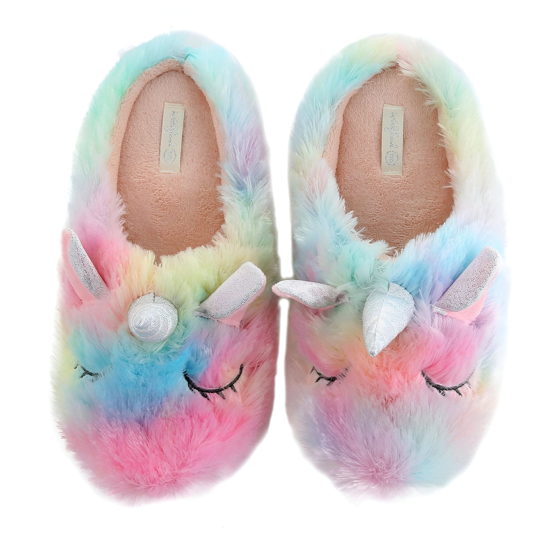 Une paire de pantoufles licorne en peluche arc-en-ciel avec des yeux fermés et une corne argentée.