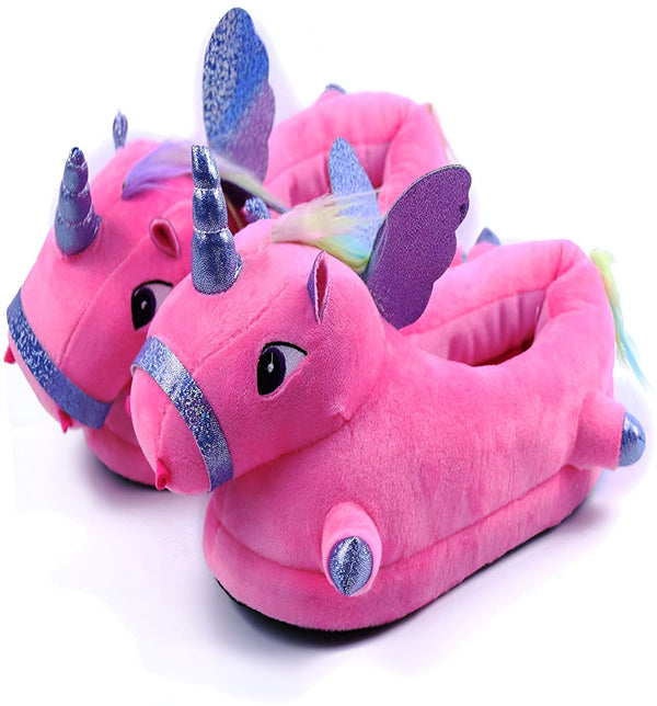 Une paire de pantoufles licorne en peluche rose avec des ailes arc-en-ciel et une corne.