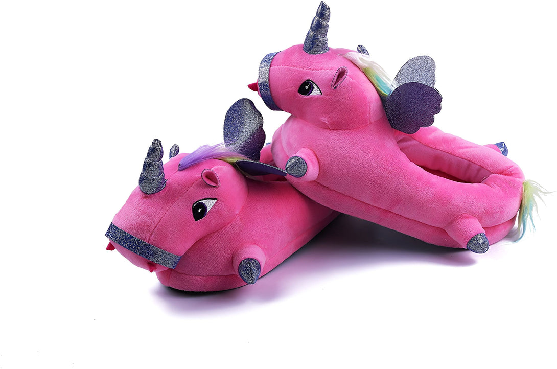 Une paire de pantoufles licorne en peluche rose avec des ailes et une corne.